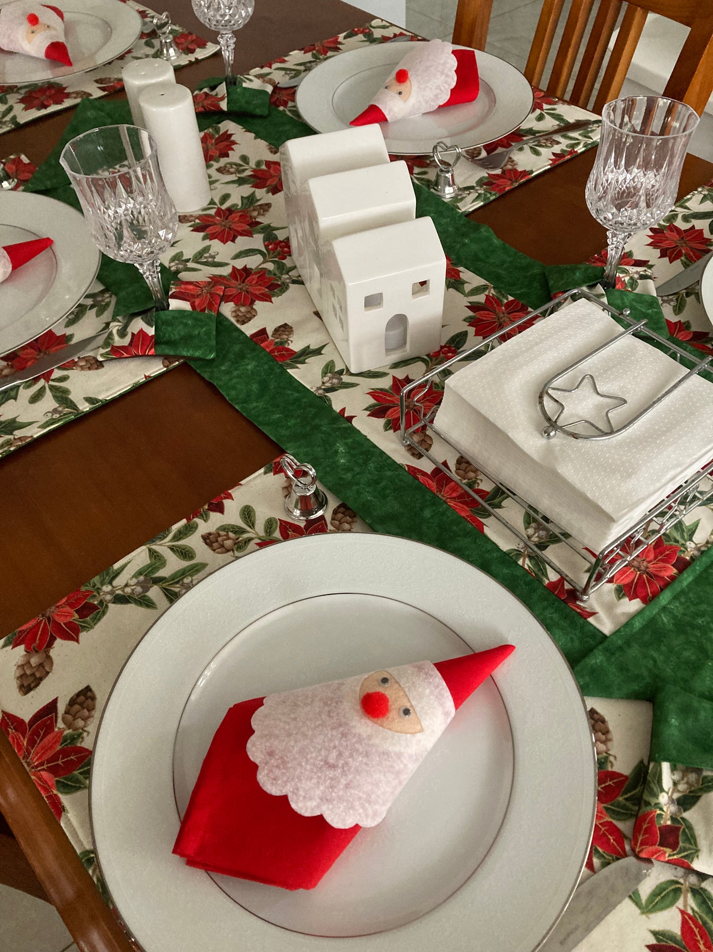 Santa's Serviette Ring Set with Reusable Cotton Serviettes (Set of 8)